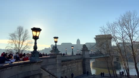 A-winters-morning-in-Budapest,-looking-across-the-Chain-Bridge,-crawling-with-tourists,-towards-the-Royal-Palace