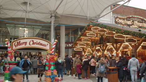 Toma-Que-Muestra-El-Puesto-De-Salchichas-Alemanas-Y-La-Entrada-Al-Centro-Comercial-West-Quay.