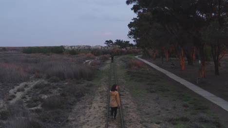 Mujer-Caminando-En-Tren-Vista-De-Drones-En-Pedras-Del-Rei,-Portugal