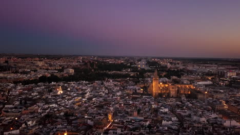 Flug-Zum-Giralda-Turm-Bei-Sonnenuntergang-In-Sevilla,-Spanien,-4k-23fps