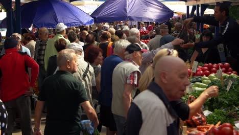 Una-Gran-Multitud-De-Ancianos-Comprando-En-El-Mercado-De-Mujeres.