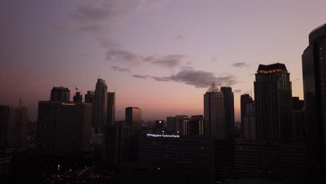 Un-Lapso-De-Tiempo-En-Movimiento-De-Una-Ciudad-Del-Día-A-La-Noche