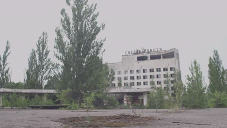 Toma-De-Un-Edificio-Radiactivo-Abandonado-Cerca-De-Pripyat-En-La-Zona-De-Exclusión,-Cerca-De-La-Planta-De-Energía-De-Chernobyl,-Ucrania