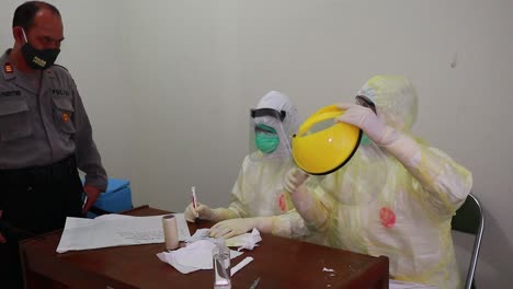 health-workers-wearing-big-gas-mask-against-Coronavirus-Covid-19-contamination