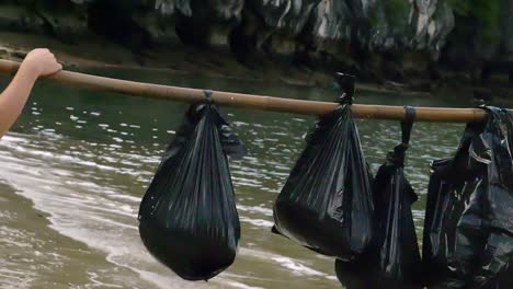 Ha-Long-Bucht,-Vietnam---Eine-Einheimische-Frau-Reicht-Der-Anderen-Frau-Die-Hand-Und-Trägt-Güter.-Gemeinsam-Gehen-Sie-Zum-Erhöhten-Schwimmenden-Fußweg-Hinauf---Nahaufnahme