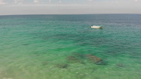 Nehmen-Sie-Den-Panoramablick-Auf-Eine-Abstimmung,-Die-Nur-An-Den-Paradiesischen-Küsten-Mexikos-Schwimmt