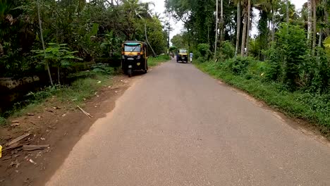 Toma-De-Lapso-De-Tiempo-De-Un-Pueblo-Del-Sur-De-La-India,-Transporte,-Vehículo,-Verde