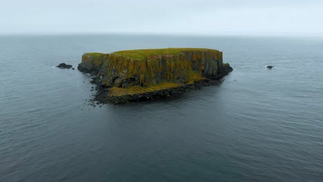 Imágenes-Aéreas-De-Una-Pequeña-Isla-En-La-Costa-Norte-De-Irlanda-Junto-Al-Puente-De-Cuerda-De-Carrick-a-rede