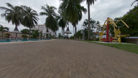 Metraje-Del-Parque-Con-Parque-Infantil,-Al-Aire-Libre,-Público