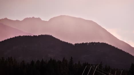 Nebliger-Berg-Am-Abend