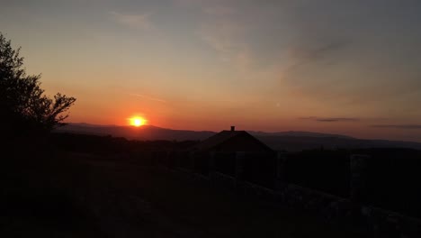 Herrliche-Sonnenuntergangslandschaft-über-Den-Hügeln-In-Kragujevac,-Serbien---Zeitraffer