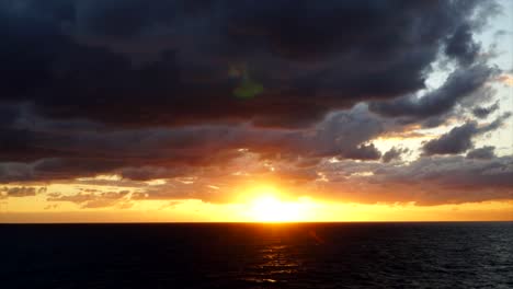 Puesta-De-Sol-Dorada-Sobre-El-Océano-Vacío-Desde-Un-Barco-En-El-Mar