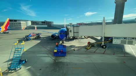 Timelapse-De-Un-Avión-En-La-Terminal-Reposta-Combustible,-Se-Aleja-Del-Puente-De-Reacción-Y-Se-Aleja-Para-Despegar-Y-Volar.