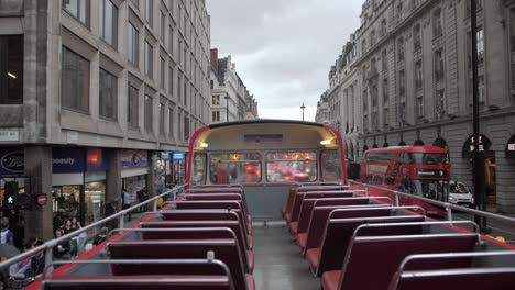 Ein-Regnerischer-Tag-In-London-Mit-Einem-Doppeldeckerbus-In-Zeitlupe