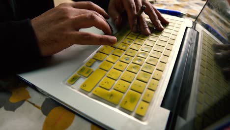 Un-Tipo-Que-Trabaja-En-Su-Computadora-En-El-Campo,-Oficinas-Móviles,-Trabajo-Remoto