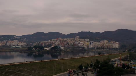 Lapso-De-Tiempo-Vista-Al-Lago-Por-La-Mañana-Gente-Caminando