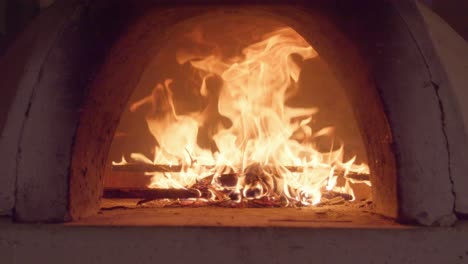 Großer-Pizzaofen-Mit-Feuer-Im-Inneren