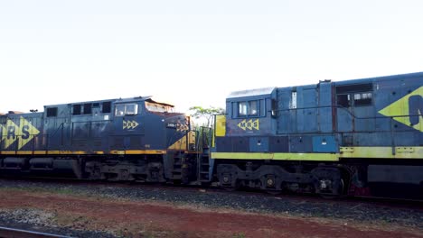 Trenes-De-Carga-De-La-Empresa-Ferroviaria-Mrs-En-El-Puerto-Intermodal,-Pederneiras,-Sao-Paulo.