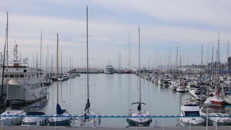 Blick-Auf-Den-Hafen-Mit-Festgemachten-Schiffen