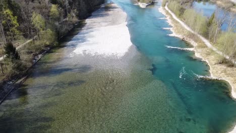 Drohnenansicht-Des-Kristallklaren-Wassers-Der-Schweizer-Aare