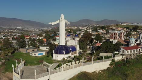 Cristo-Redentor-Tijuana-Mexico,-Cristo-En-&quot;los-Alamos&quot;-Cerca-Del-Bulevar-Insurgentes,-Iglesia-En-La-Cima-De-La-Montaña