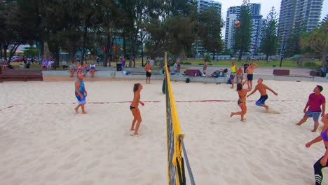 Eine-Partie-Beachvolleyball,-Gold-Coast-Australien,-Goldene-Stunde