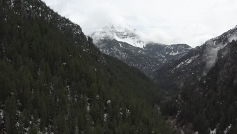 Drohnenaufnahme-Der-Schneebedeckten-Berge