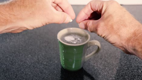 Pastillas-De-Polvo-Blanco-En-Una-Cápsula-Rota-Y-Vertida-En-Una-Taza