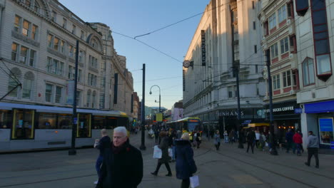 Menschen-Beim-Einkaufen-Und-Fahren-Mit-Der-Straßenbahn-In-Der-Innenstadt