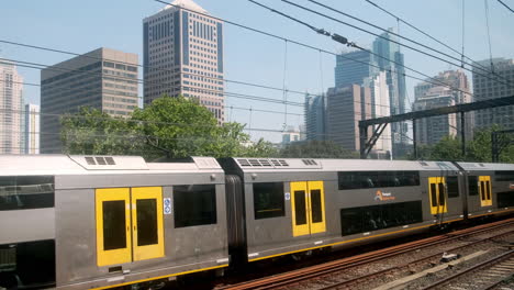 Siguiendo-Los-Trenes-De-Sydney-En-La-Vía-Férrea-En-Australia