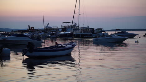 Yacht,-Schnellboote-Und-Fischerboote,-Die-Bei-Sonnenaufgang-Mitten-Im-Meer-Schwimmen---Mittlere-Aufnahme