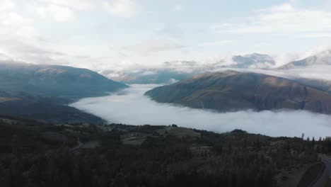 Toma-Aérea-De-Drones-Del-Amanecer-En-Perú-Con-Nubes-Bajas