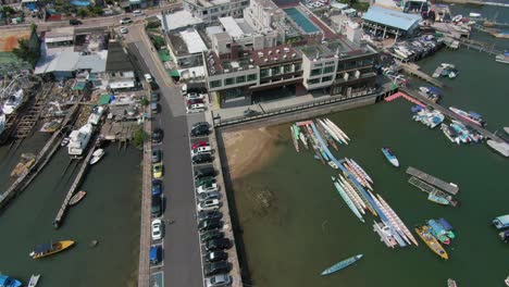 Vista-Aérea-De-Hong-Kong,-El-Famoso-Hotel-Del-Muelle-En-La-Península-De-Hebe-Haven-Sai-Kung-Con-Barcos-Y-Tejados.