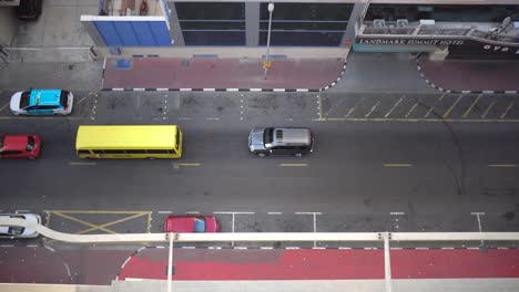 Vista-Superior-Del-Tráfico-En-La-Calle-En-Al-Reem,-Dubai