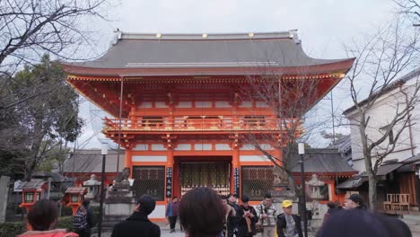 Santuario-Yasaka-En-Kioto,-Japón,-Con-Gente-Local-Caminando-Al-Frente,-Cámara-Lenta