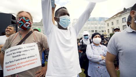 „Black-Lives-Matter“-Demonstrant-Hält-Schild-In-Der-Menge-In-Brüssel