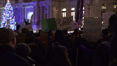 Los-Manifestantes-Se-Reúnen-Frente-Al-Ayuntamiento-De-Filadelfia-Para-Apoyar-La-Destitución-Del-Presidente-Donald-J-Trump