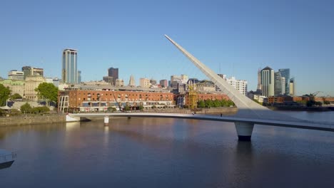 Luftaufnahme-über-Puente-De-La-Mujer-Und-Blick-Auf-Die-Skyline-Der-Innenstadt-Von-Buenos-Aires