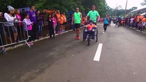 Toma-Cercana-De-Un-Atleta-Discapacitado-En-Silla-De-Ruedas-Preparándose-Para-Competir-En-Un-Maratón-Inclusivo