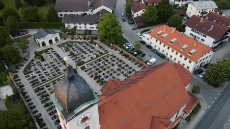 Aerial-view-flying-over-Saint-Lawrence-church-and-it's-cemetery-in-Feldkirchen-Westerham-municipality,-Germany