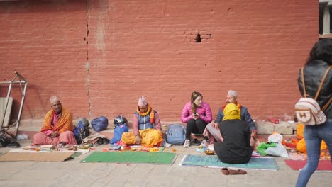 Kathmandu,-Nepal---Brahmanenpriester-Sitzen-In-Der-Schlange,-Bereit,-Eine-Spende-Anzunehmen-Und-Den-Gläubigen-Im-Tempel-Ihren-Segen-Zu-Geben