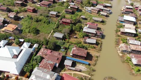 Wechsel-Von-Der-Hochformataufnahme-Zur-Übersicht-über-Das-Dorf-Am-Berühmten-Inle-See-In-Myanmar