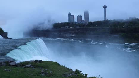 Ein-Panoramablick-Auf-Die-Niagarafälle,-Aufgenommen-Nach-Sonnenuntergang