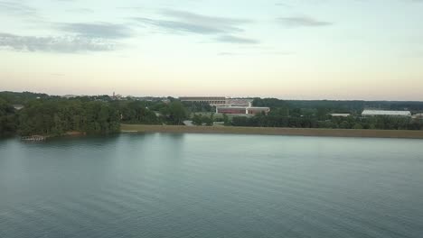 Clemson,-South-Carolina---USA---5.-Mai-2020:-Lake-Hartwell-Nähert-Sich-Dem-Clemson-Football-Stadium