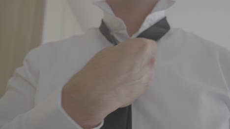 Hochzeitsbräutigam-Im-Hemd---Hosenträger-Zieht-An-Und-Zieht-Seine-Krawatte-Fest