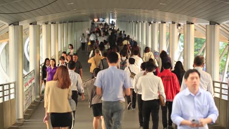 Bangkok,-Thailand---überfüllter-Skywalk---Büroangestellte-Auf-Dem-Heimweg-Während-Der-Hauptverkehrszeit