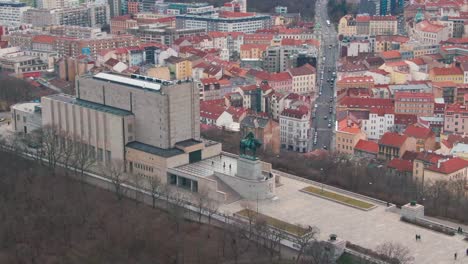 Monumento-Nacional-En-La-Colina-Vítkov-Aérea-En-Praga