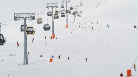 Lapso-De-Tiempo-En-La-Pista-De-Deportes-De-Invierno-Con-El-Remonte-Y-La-Gente-Moviéndose-Rápido