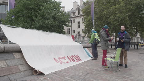 Manifestantes-De-Rebelión-De-Extinción-En-Victoria-Street-En-Westminster-Junto-A-Una-Gran-Pancarta