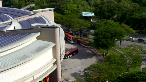 Hochwinkelaufnahme-Des-Busses,-Der-Am-Bus--Und-MRT-Kreuz-Toa-Payoh-Ankommt